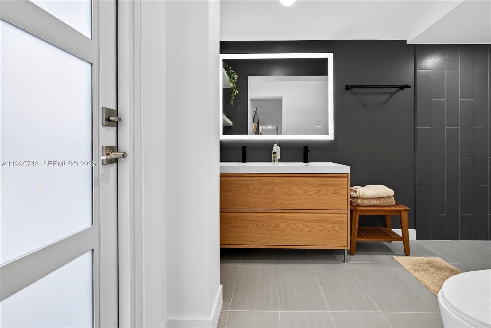 HOLLYWOOD HILLS - Residential