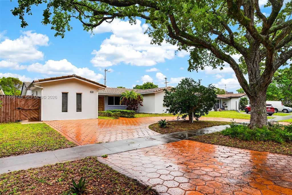 Photo of 763 S Rainbow Dr, Hollywood, FL 33021 (MLS # A11995748)