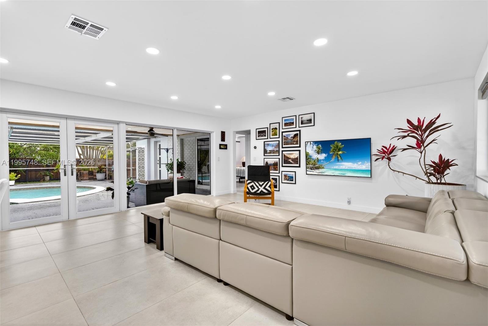 HOLLYWOOD HILLS - Residential