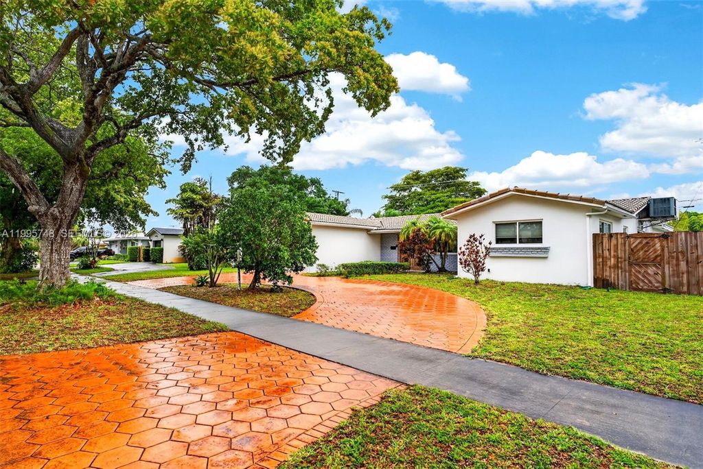 Photo of 763 S Rainbow Dr, Hollywood, FL 33021 (MLS # A11995748)