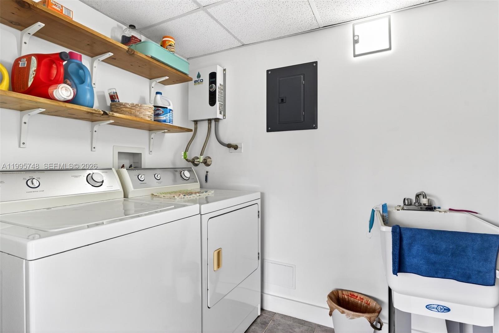 HOLLYWOOD HILLS - Residential