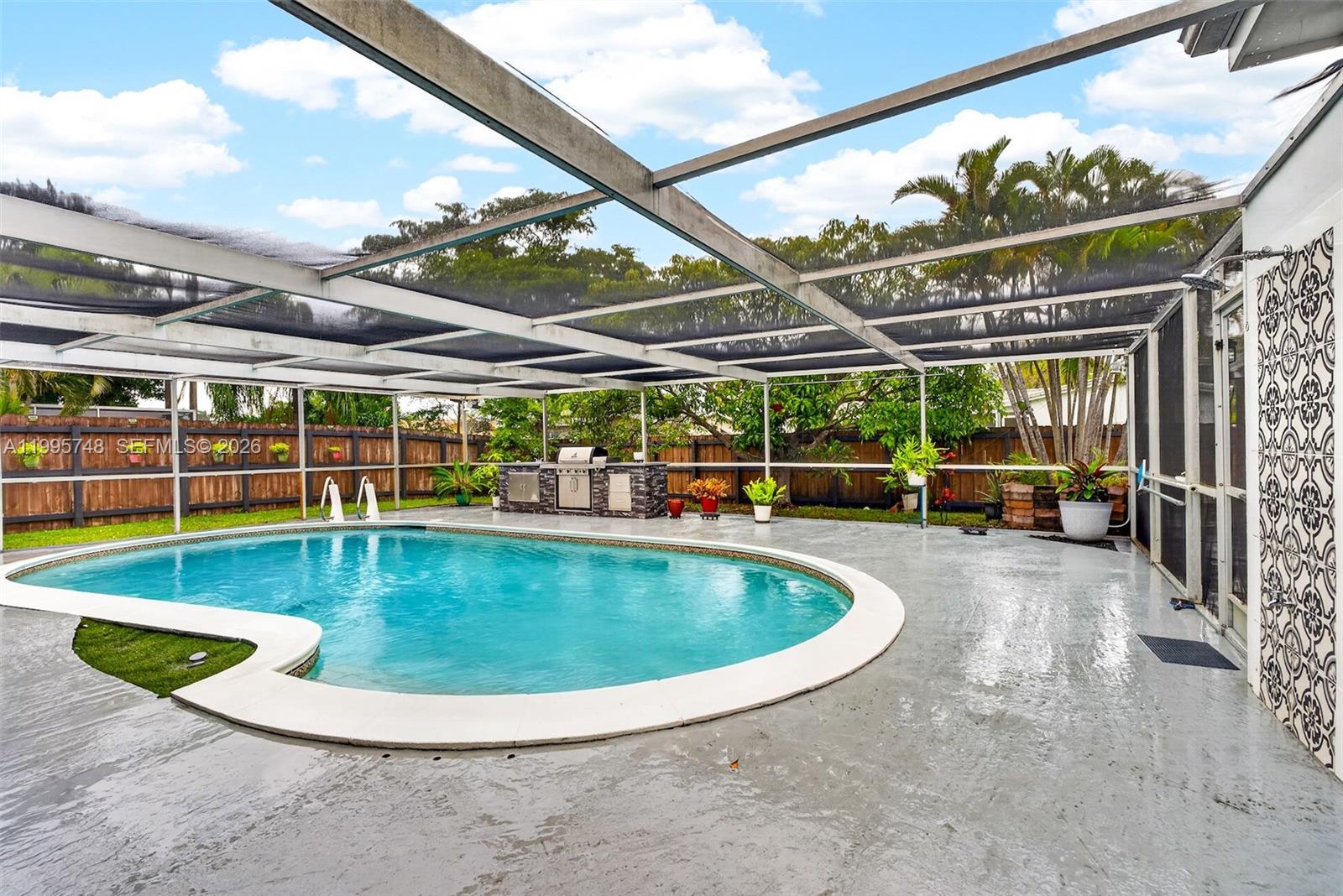 HOLLYWOOD HILLS - Residential