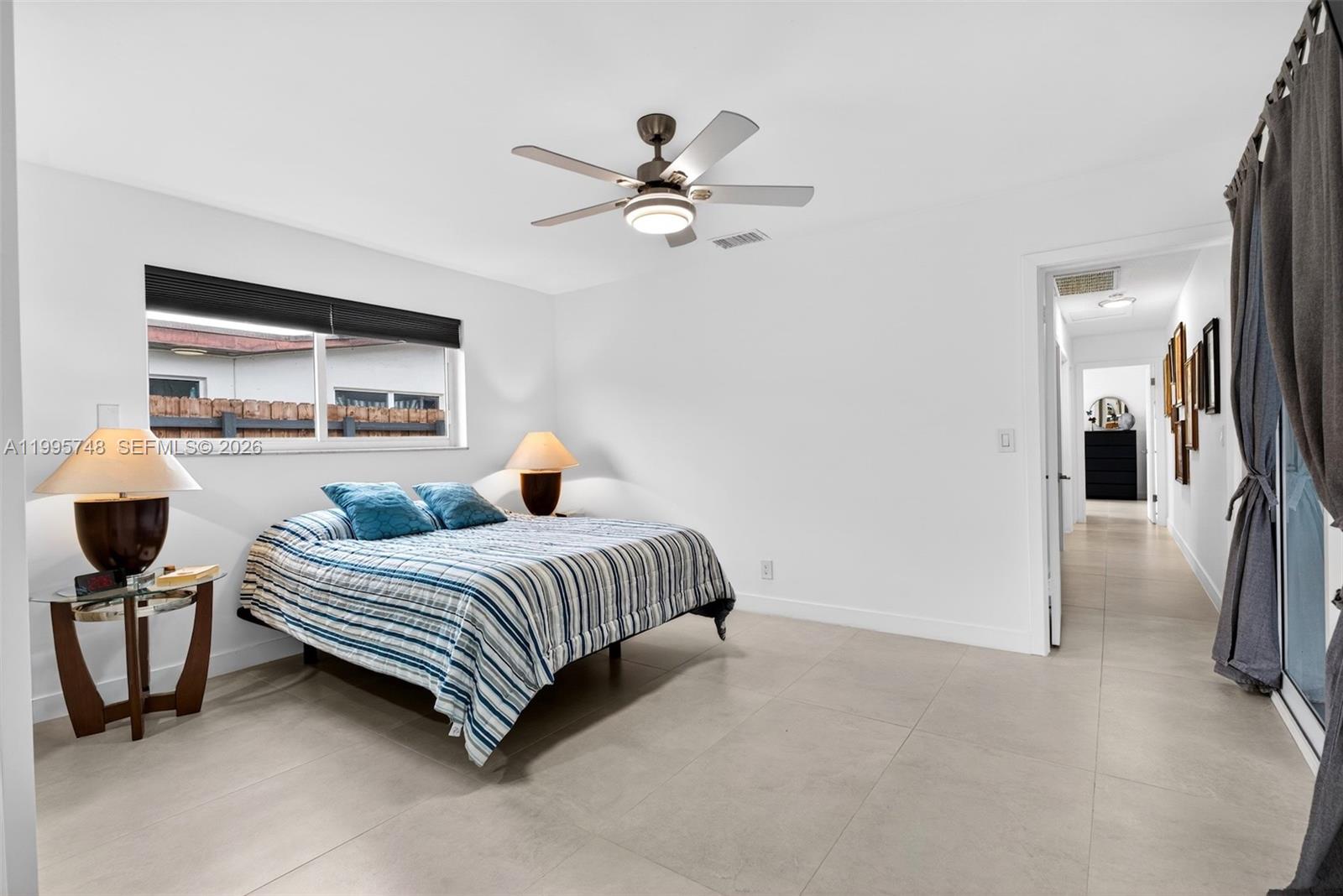 HOLLYWOOD HILLS - Residential