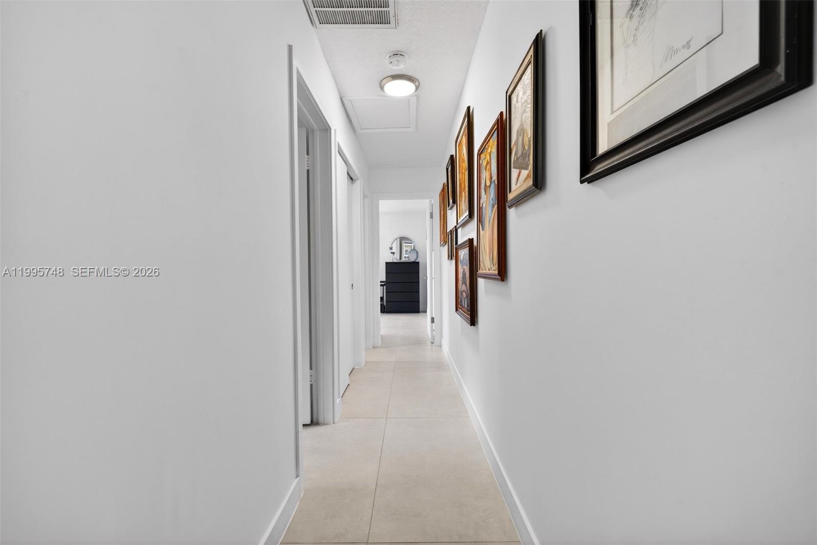 HOLLYWOOD HILLS - Residential