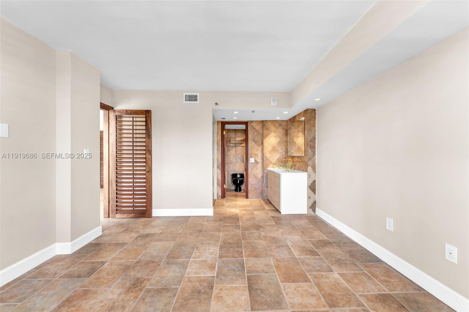 VENETIAN ISLE CONDO - Residential