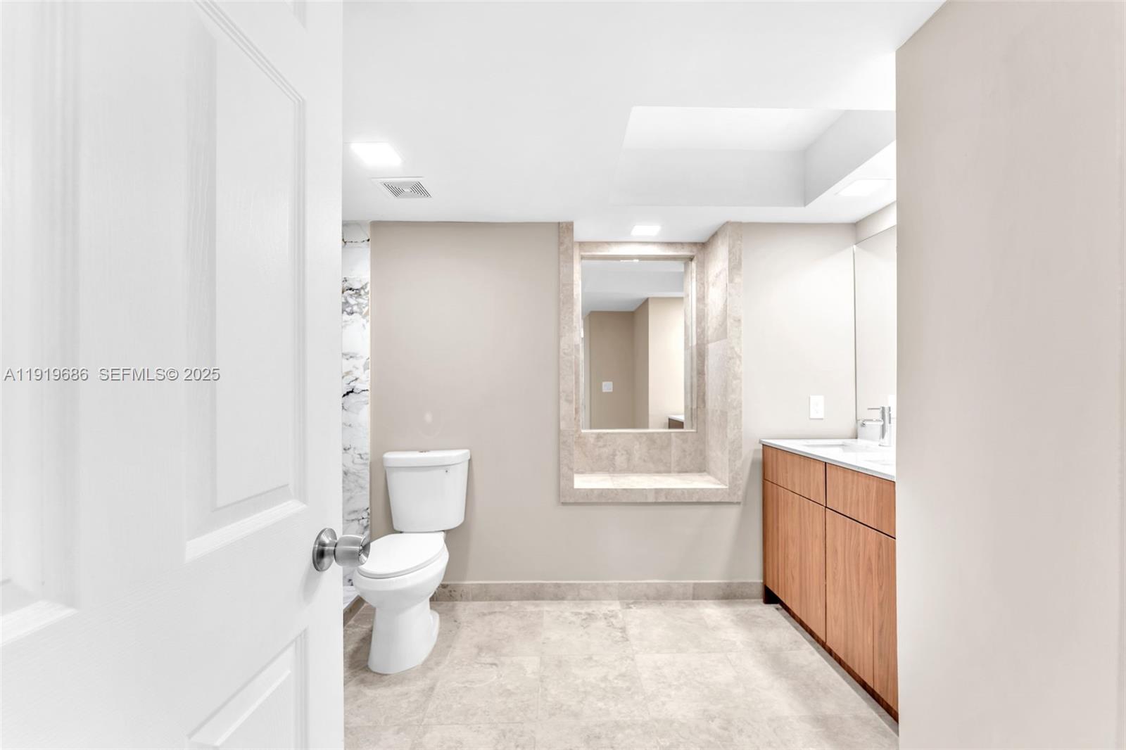 VENETIAN ISLE CONDO - Residential