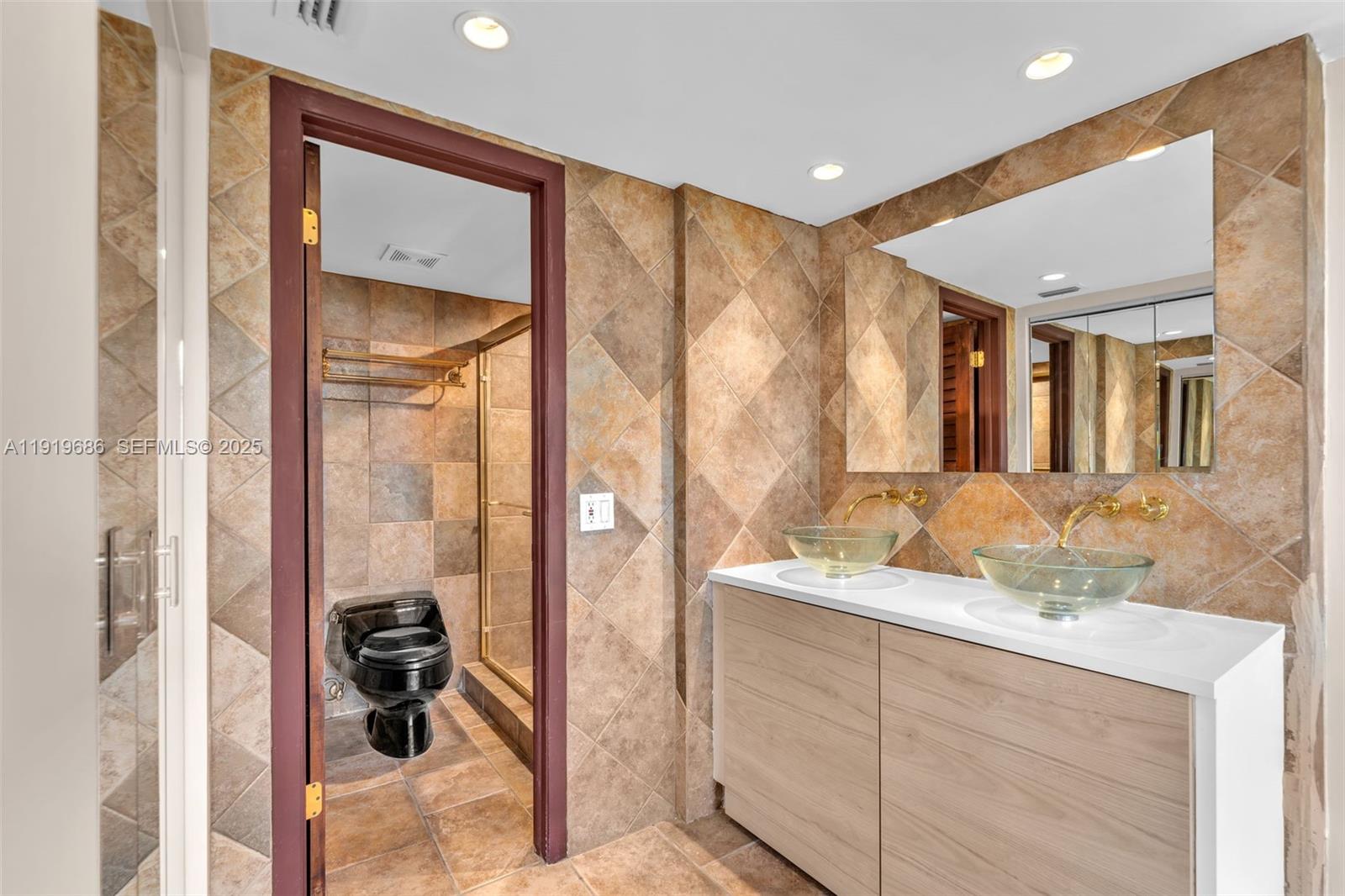 VENETIAN ISLE CONDO - Residential