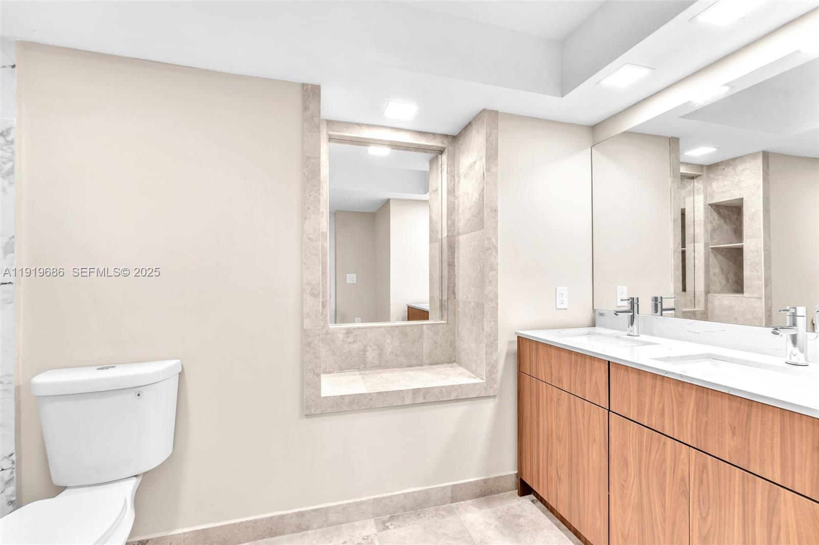 VENETIAN ISLE CONDO - Residential