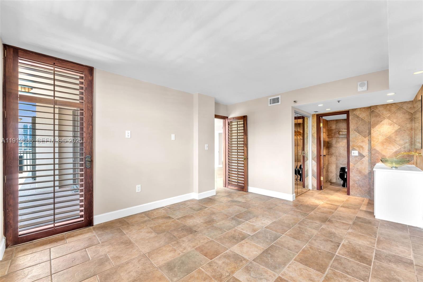 VENETIAN ISLE CONDO - Residential