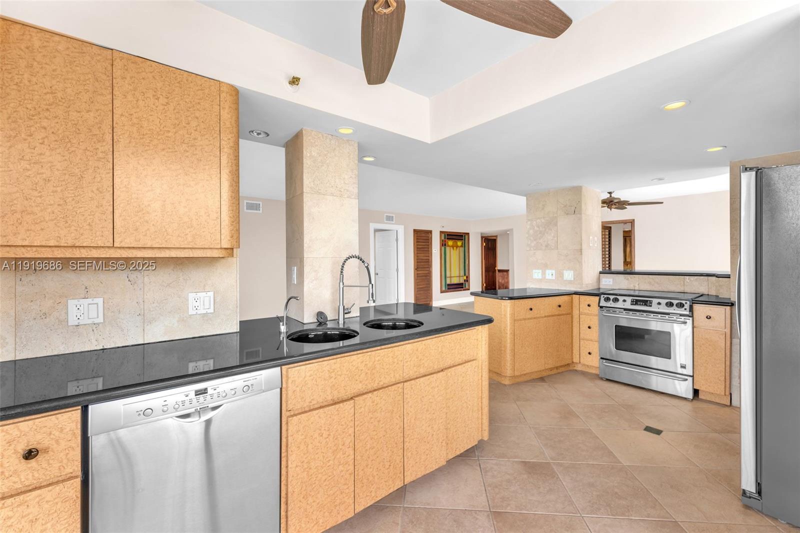 VENETIAN ISLE CONDO - Residential