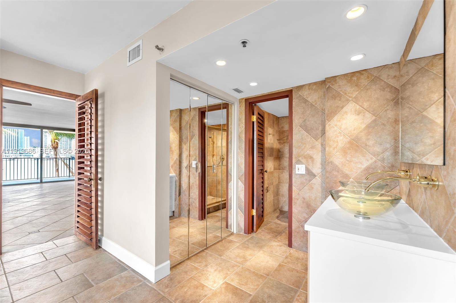 VENETIAN ISLE CONDO - Residential