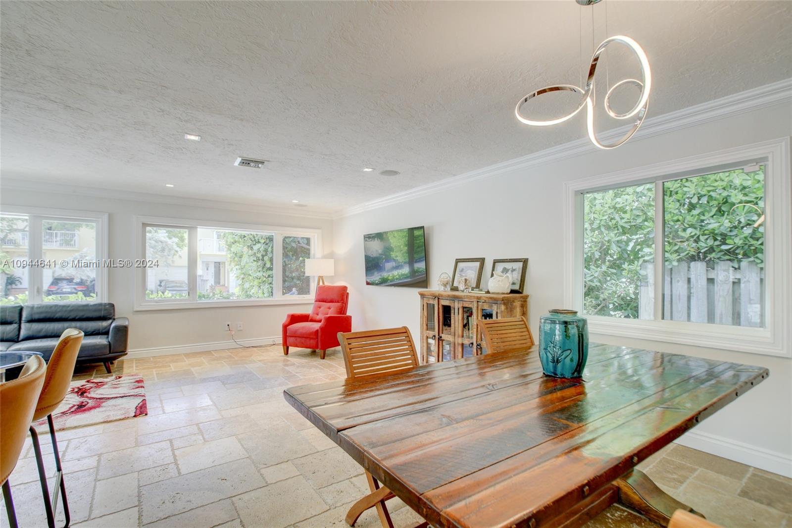 HOLLYWOOD CENTRAL REACH - Residential Lease