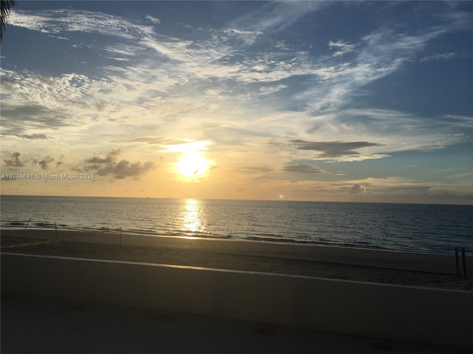 HOLLYWOOD CENTRAL REACH - Residential Lease