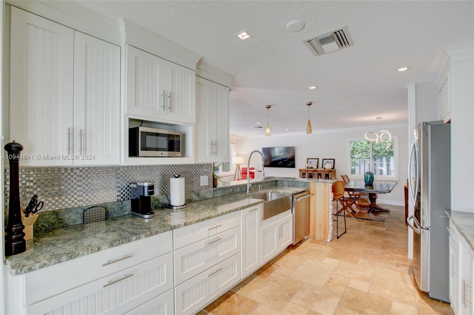 HOLLYWOOD CENTRAL REACH - Residential Lease