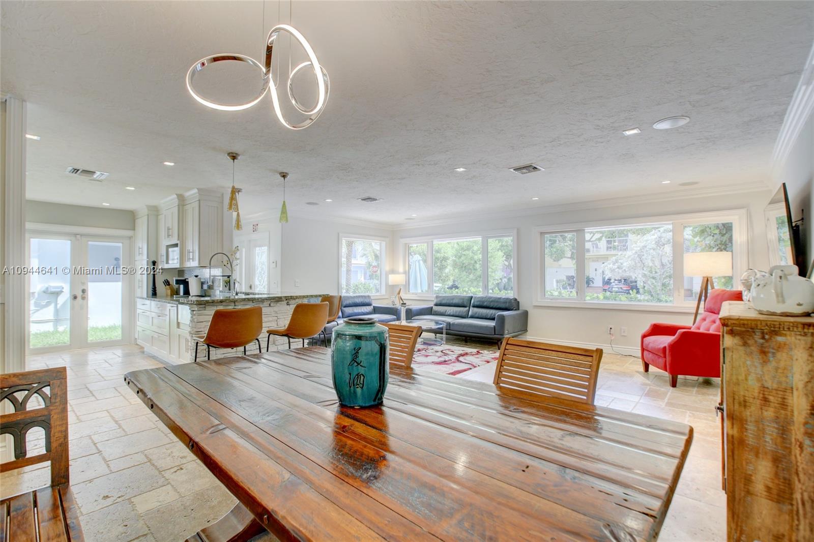 HOLLYWOOD CENTRAL REACH - Residential Lease