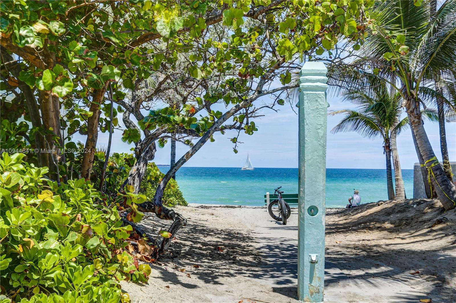 HOLLYWOOD CENTRAL REACH - Residential Lease