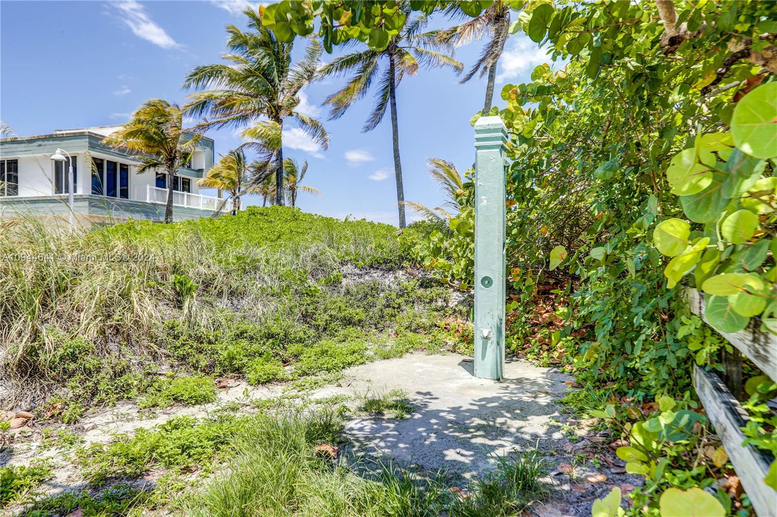 HOLLYWOOD CENTRAL REACH - Residential Lease