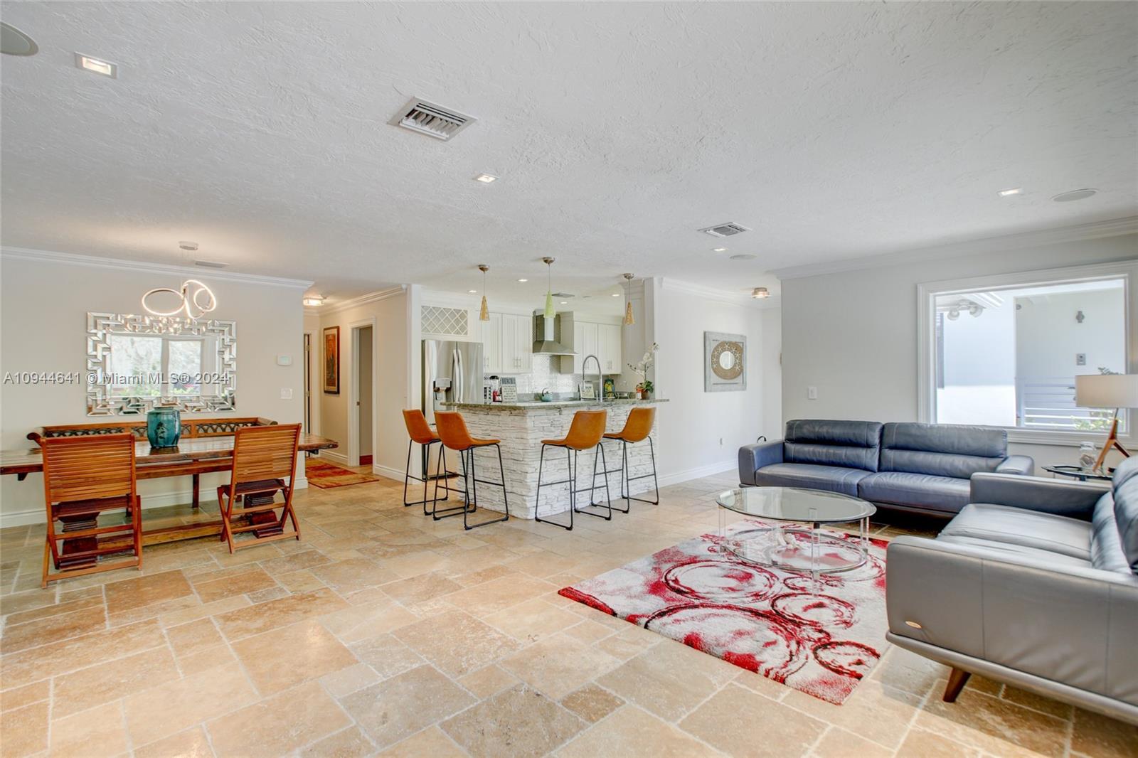 HOLLYWOOD CENTRAL REACH - Residential Lease