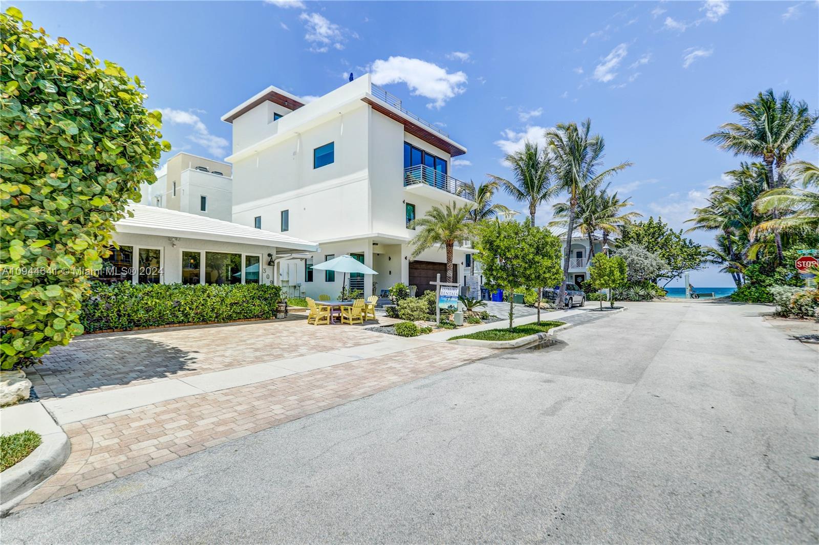 HOLLYWOOD CENTRAL REACH - Residential Lease