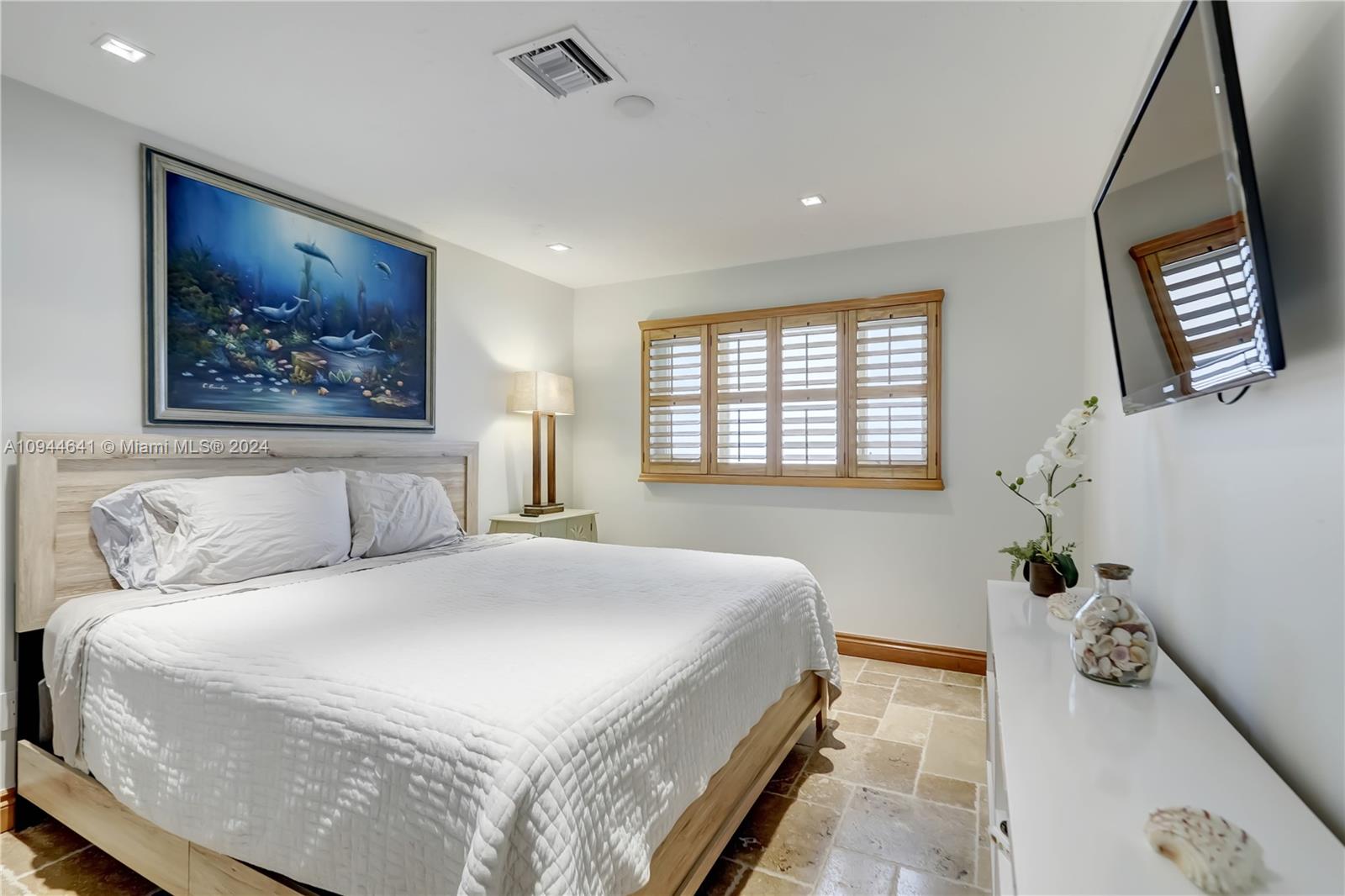 HOLLYWOOD CENTRAL REACH - Residential Lease