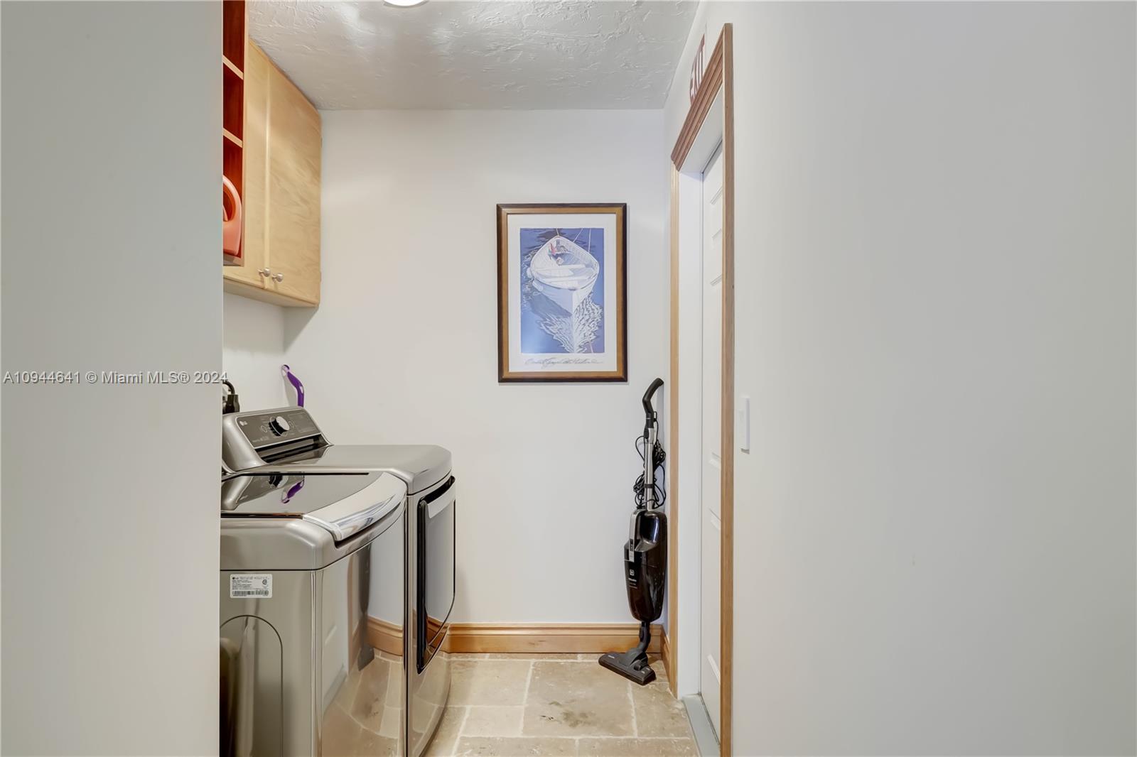 HOLLYWOOD CENTRAL REACH - Residential Lease