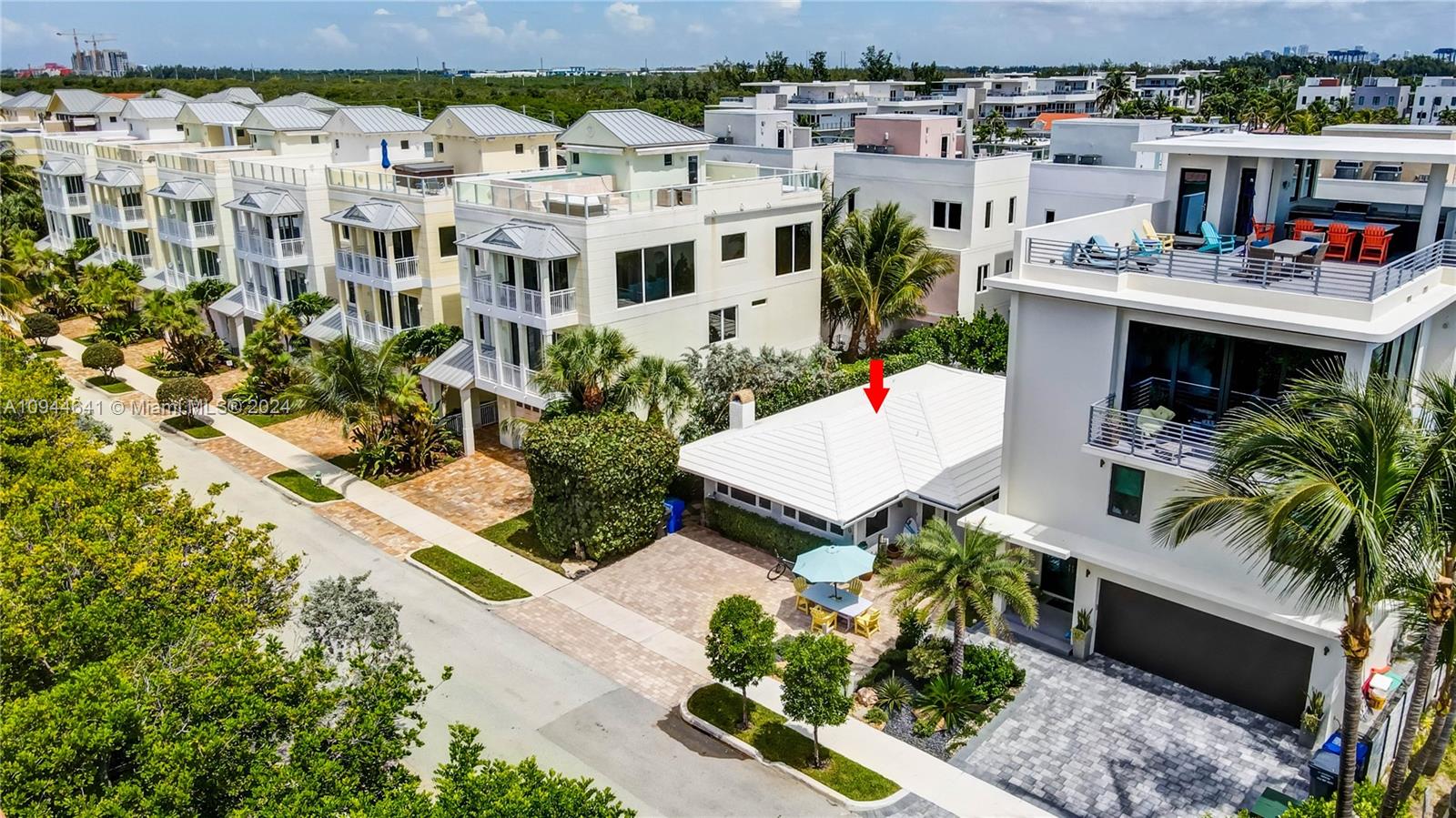 HOLLYWOOD CENTRAL REACH - Residential Lease