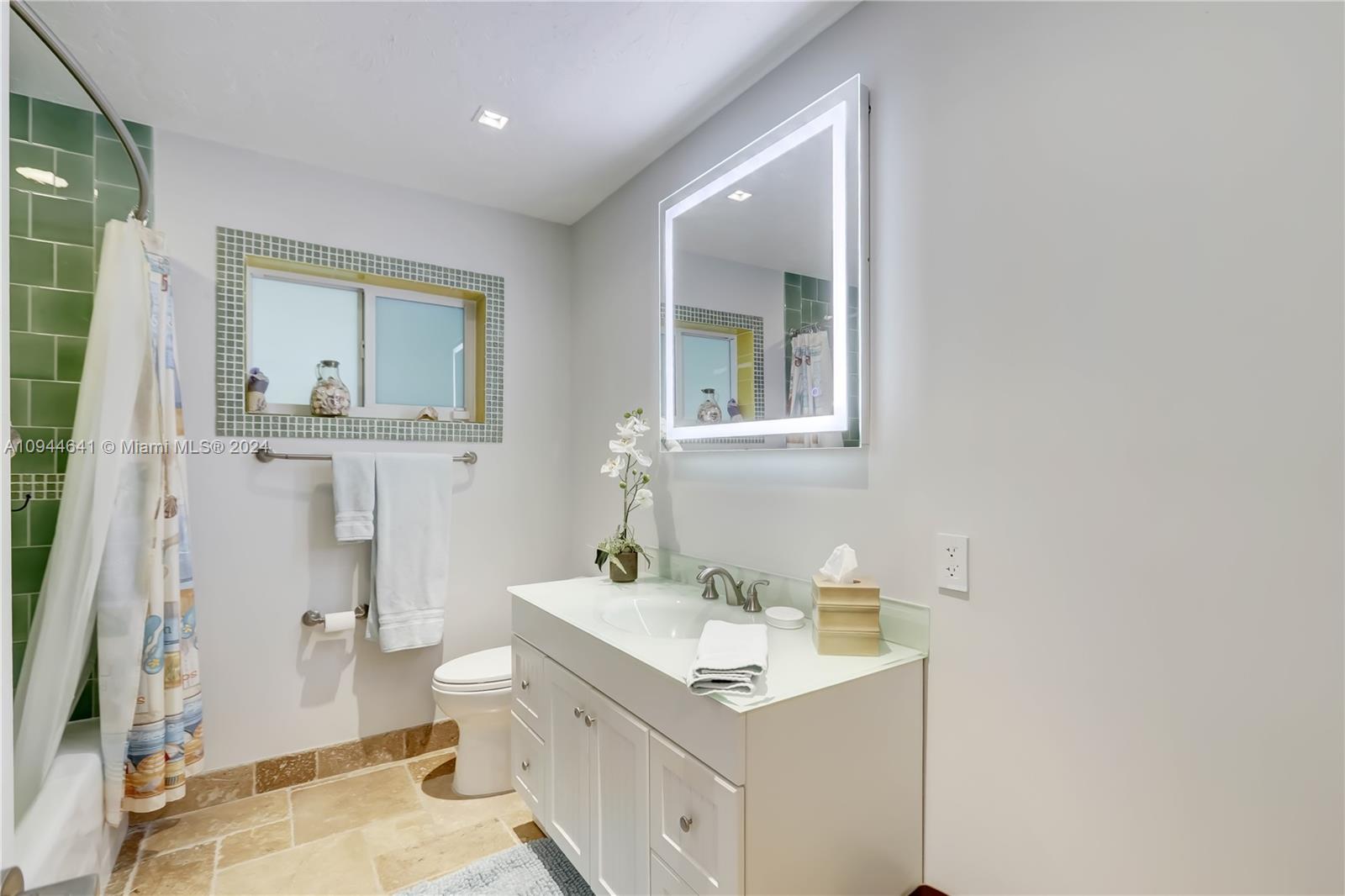 HOLLYWOOD CENTRAL REACH - Residential Lease