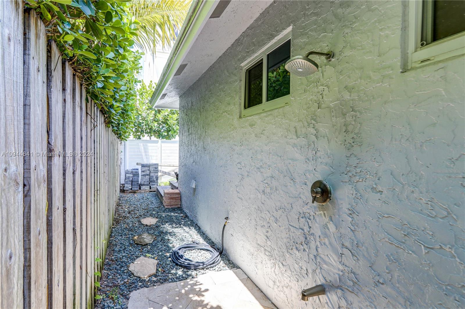 HOLLYWOOD CENTRAL REACH - Residential Lease