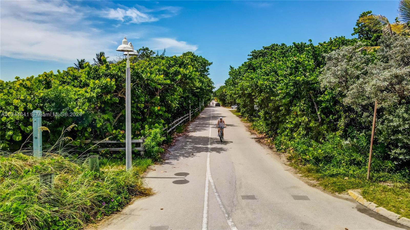 HOLLYWOOD CENTRAL REACH - Residential Lease