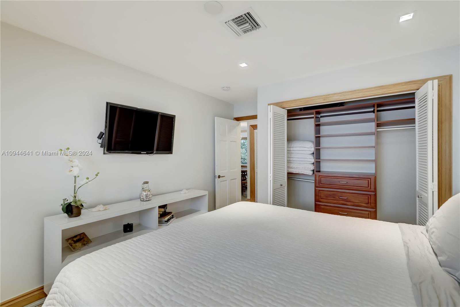 HOLLYWOOD CENTRAL REACH - Residential Lease