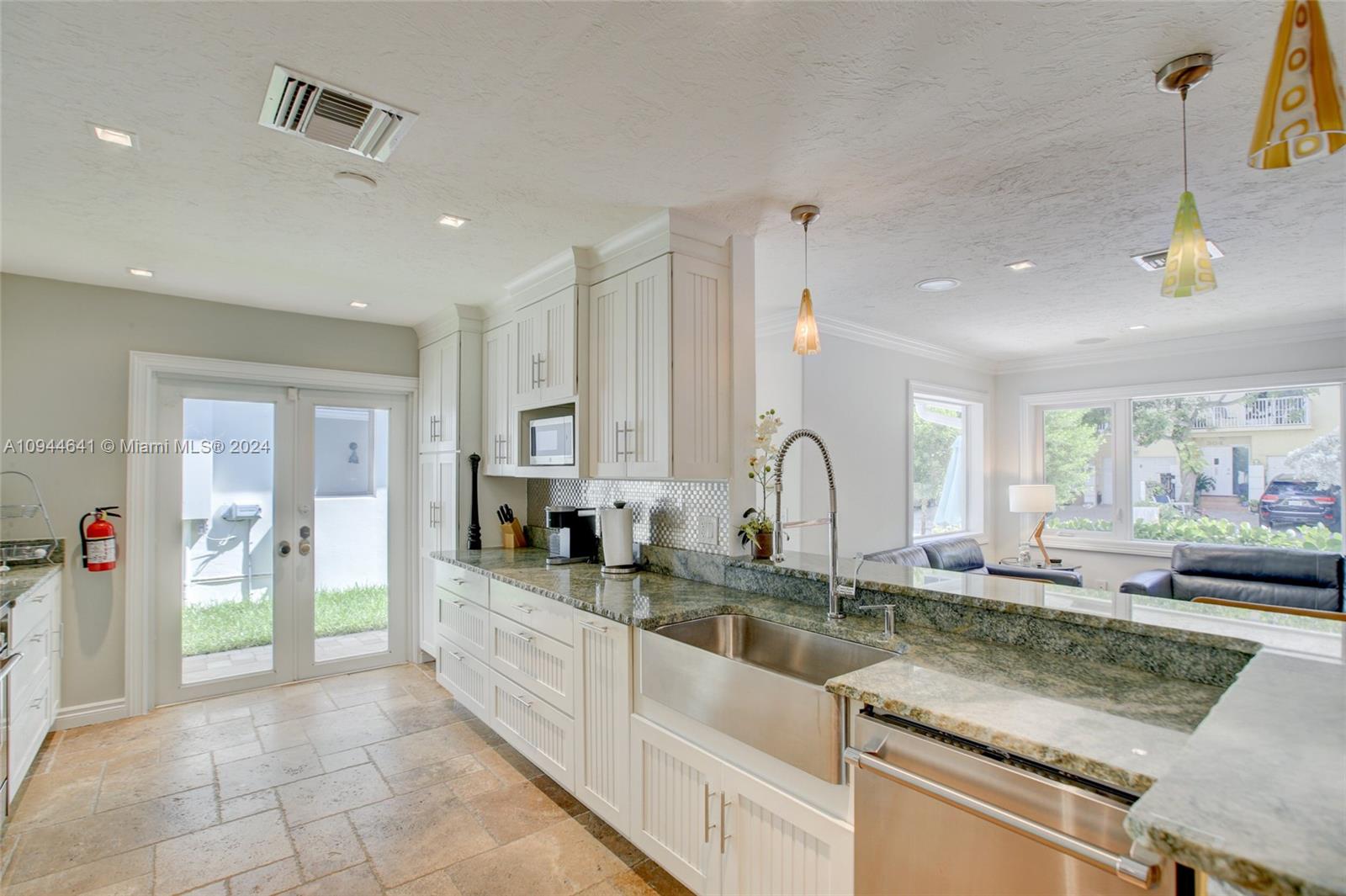 HOLLYWOOD CENTRAL REACH - Residential Lease