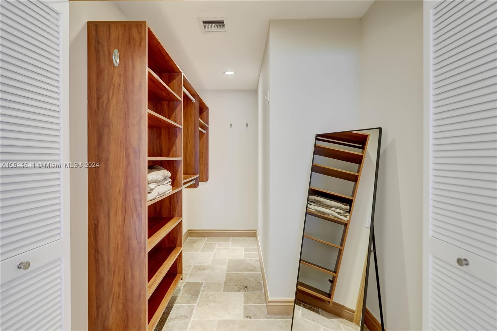 HOLLYWOOD CENTRAL REACH - Residential Lease