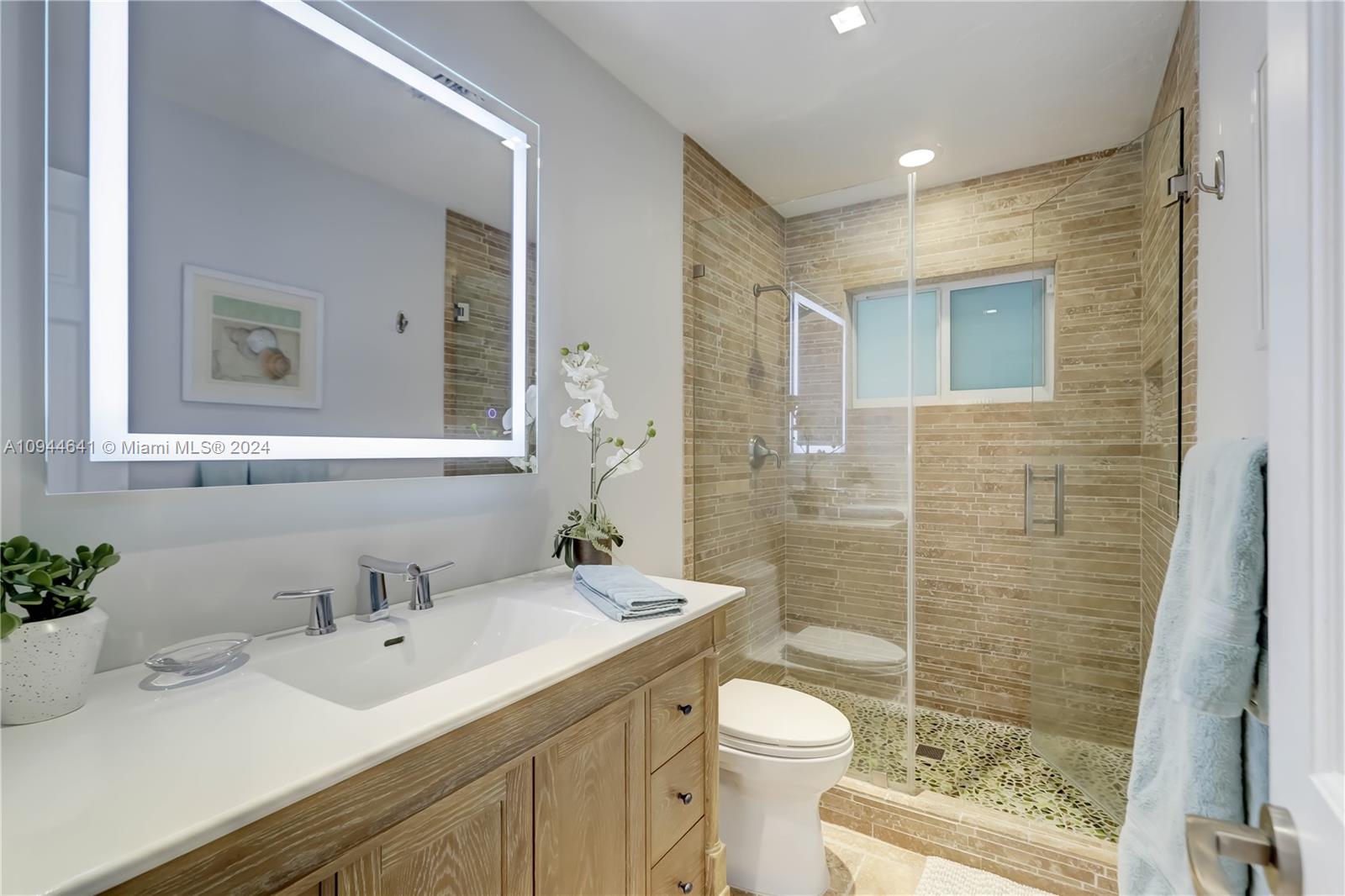 HOLLYWOOD CENTRAL REACH - Residential Lease