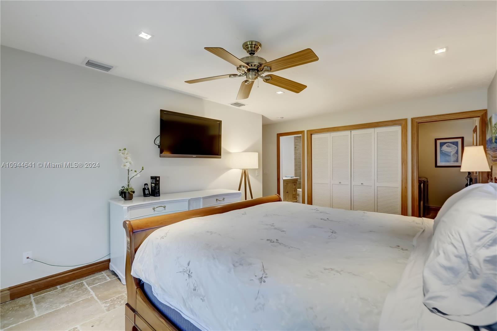 HOLLYWOOD CENTRAL REACH - Residential Lease