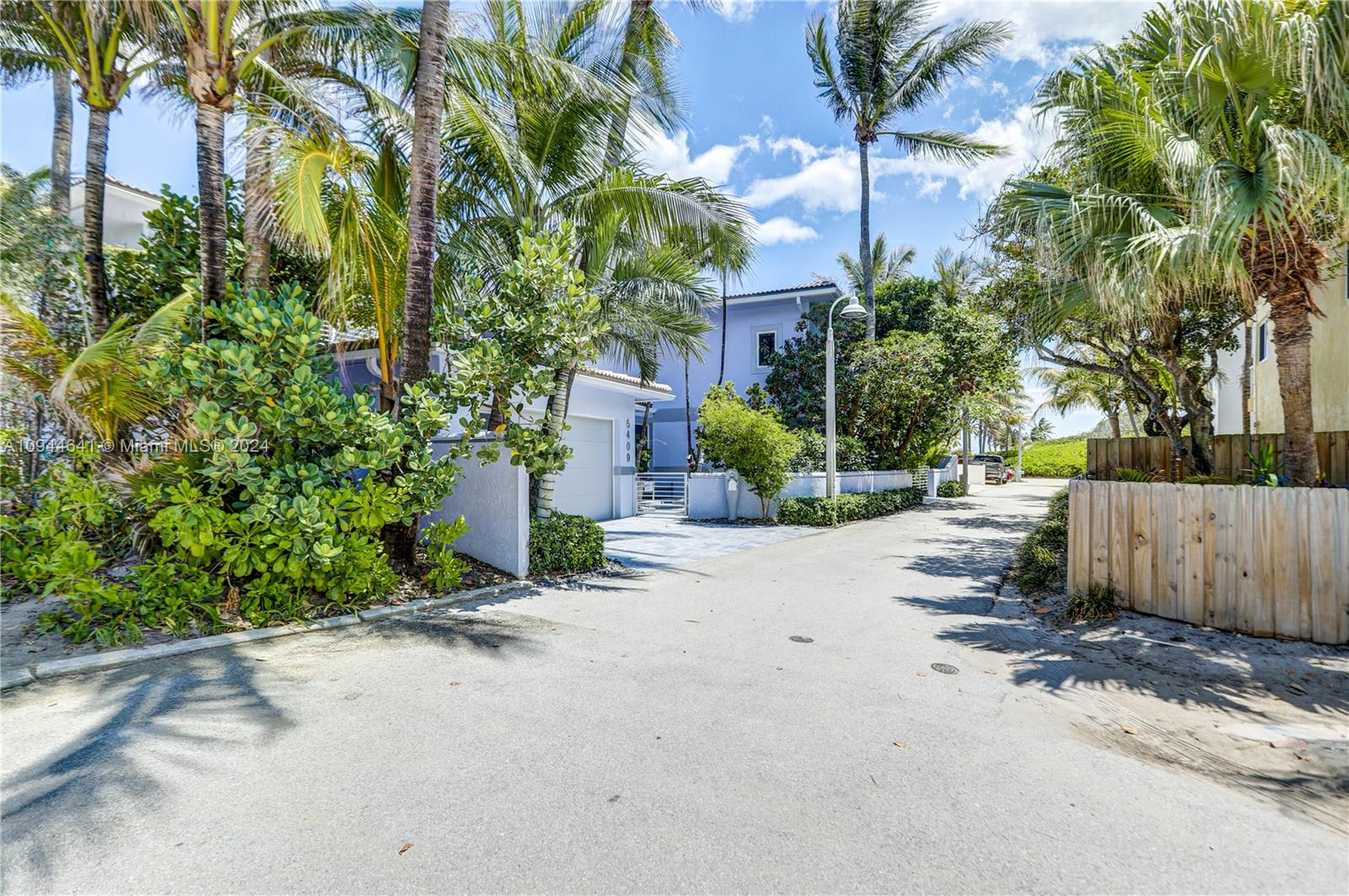 HOLLYWOOD CENTRAL REACH - Residential Lease