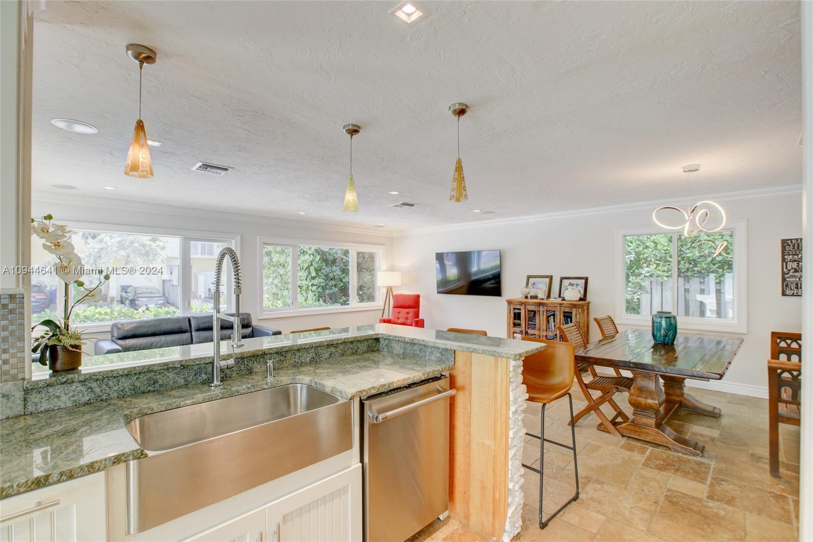 HOLLYWOOD CENTRAL REACH - Residential Lease