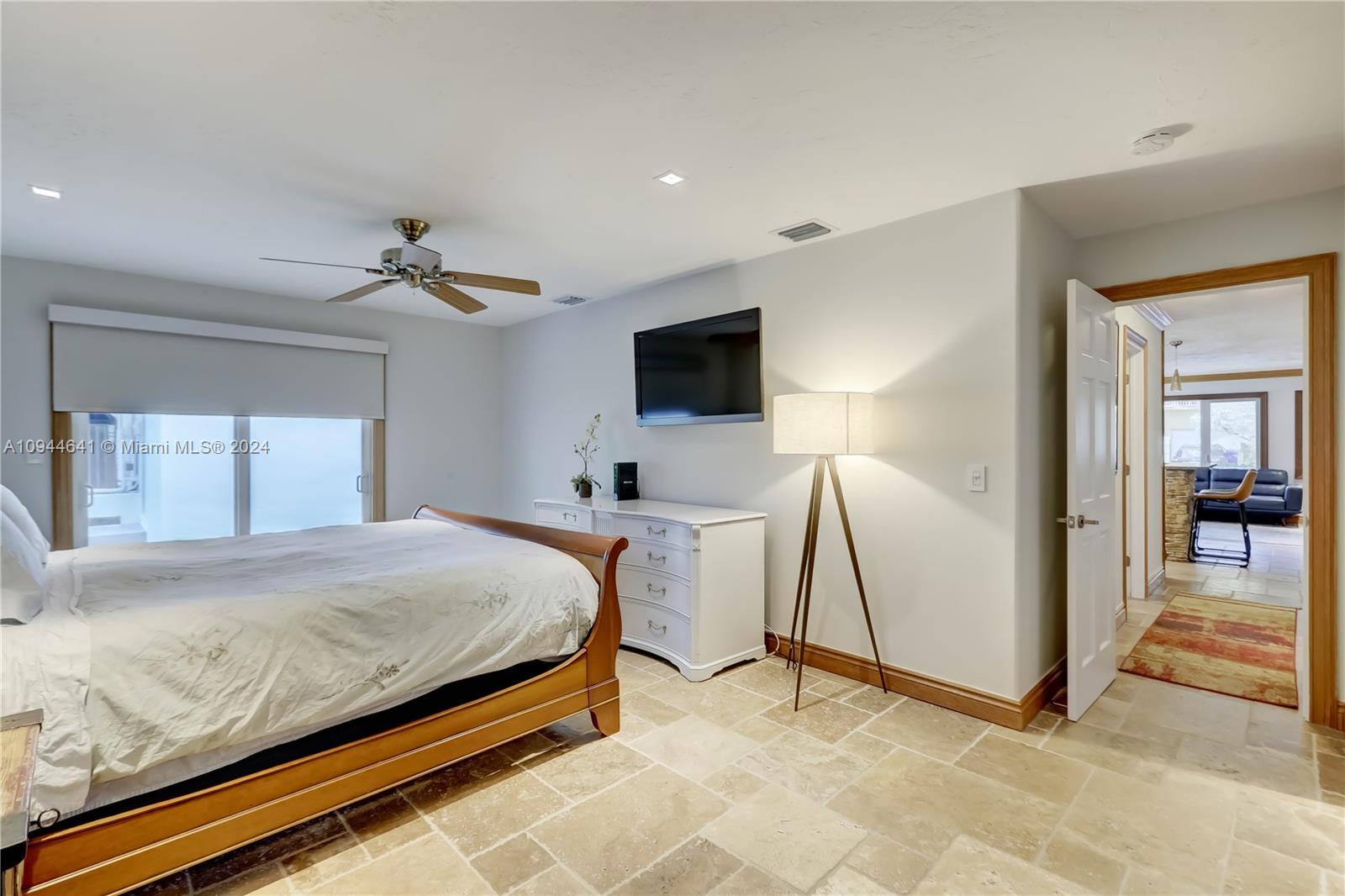 HOLLYWOOD CENTRAL REACH - Residential Lease