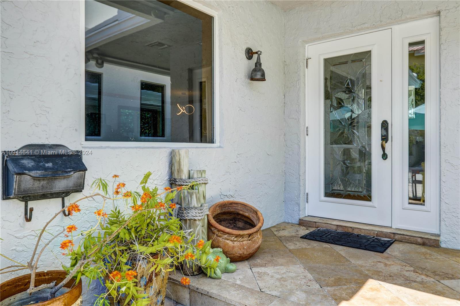 HOLLYWOOD CENTRAL REACH - Residential Lease