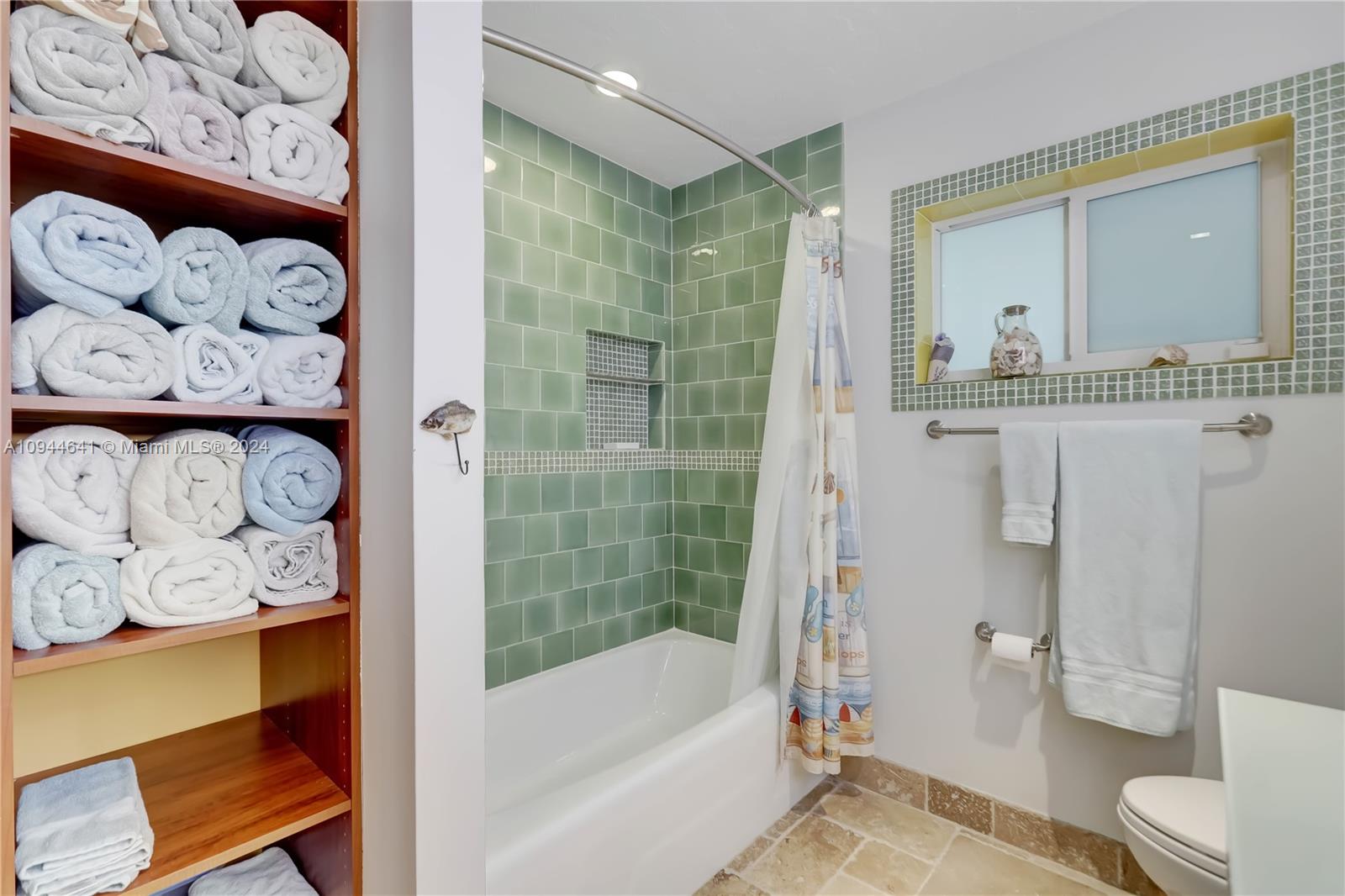 HOLLYWOOD CENTRAL REACH - Residential Lease