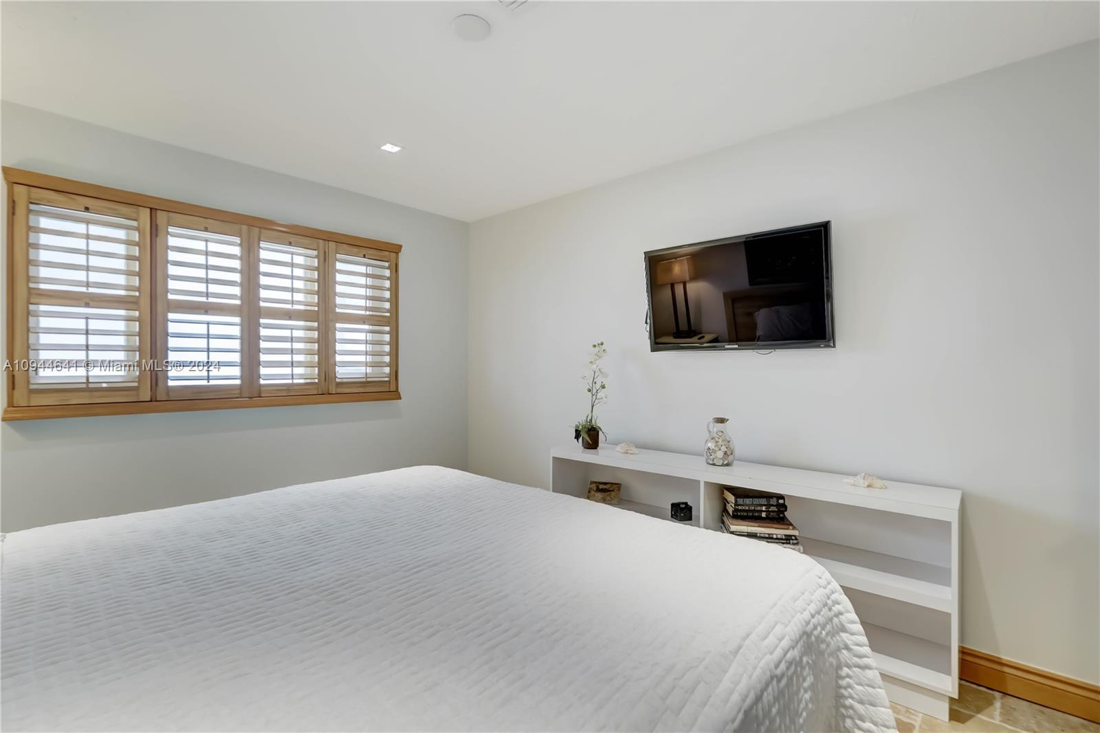 HOLLYWOOD CENTRAL REACH - Residential Lease