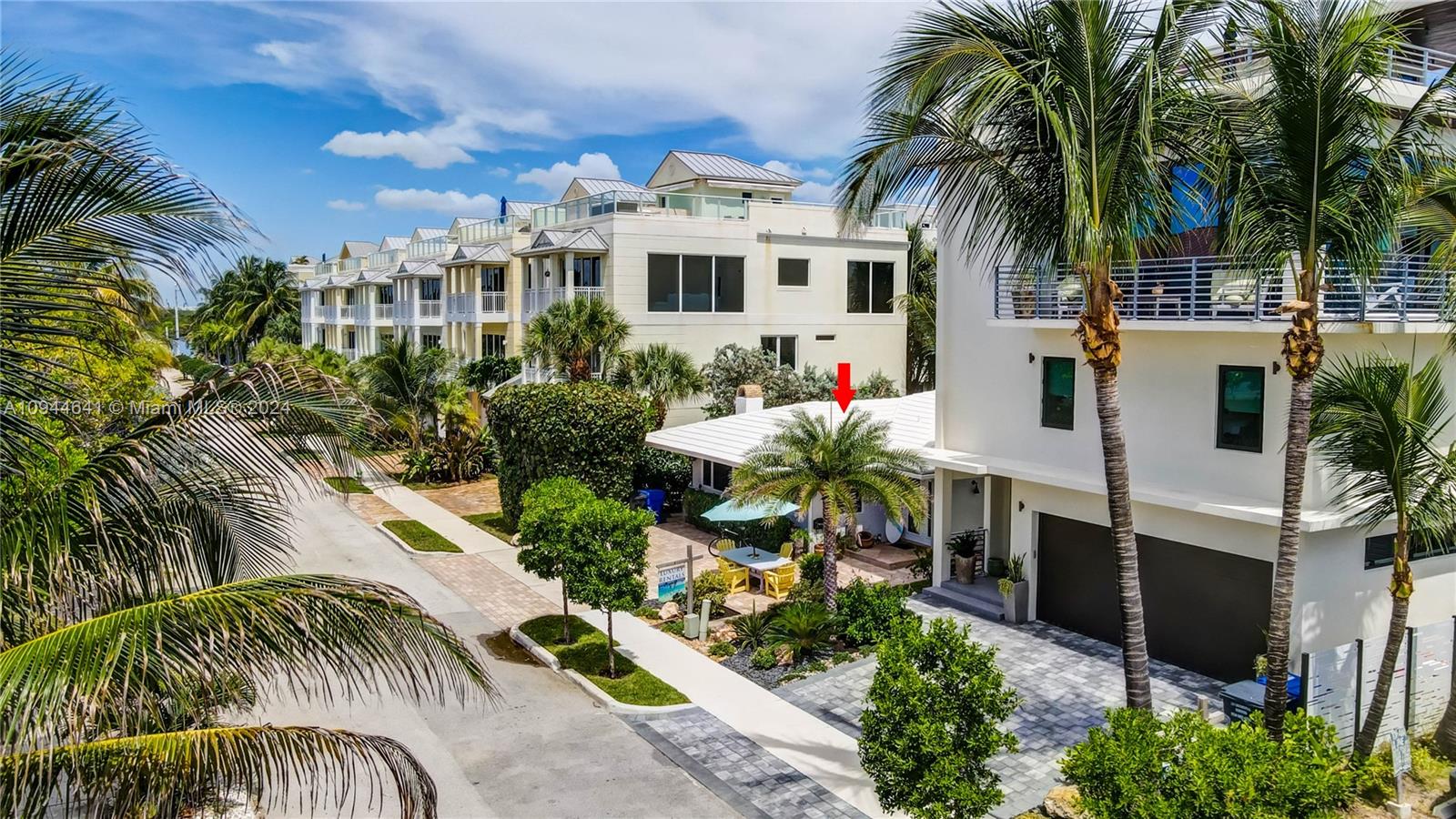 HOLLYWOOD CENTRAL REACH - Residential Lease