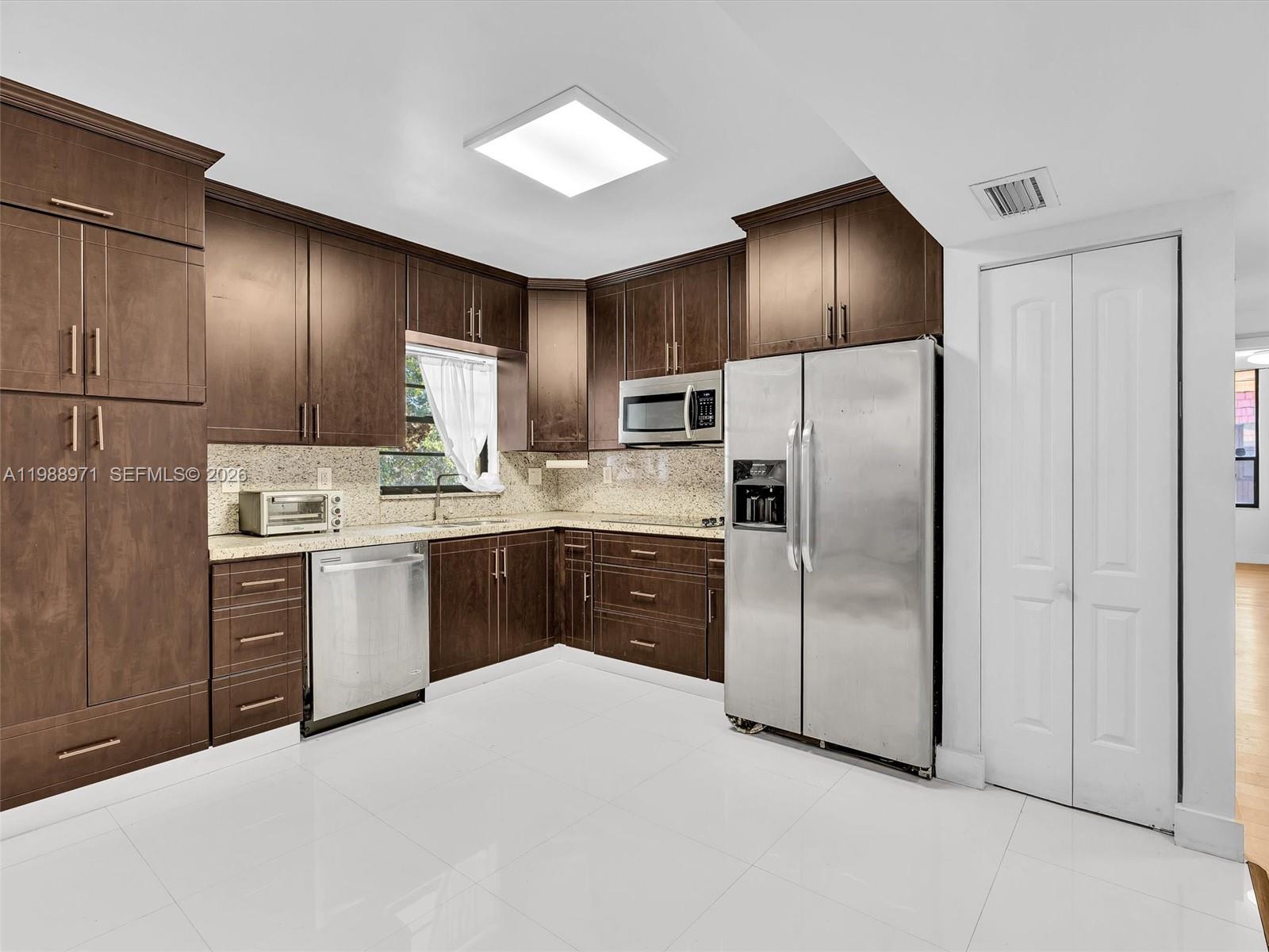 NORTHLAKE VLG AT CALIF CL - Residential Lease