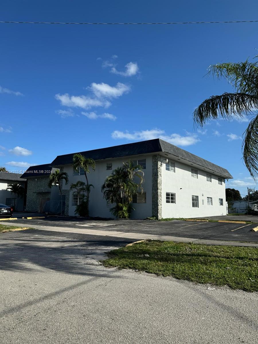 Great Location! A few minutes to the Beach, Shopping Plazas, Malls, Restaurants, and Gulfstream Park. Easy
Same-day Approval Process. Clean Unit, ready to move in!