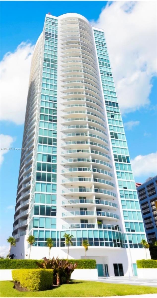 Amazing and Beautiful 2 Bedroom 2 Bathroom condo with spectacular views. Modern Kitchen, Stainless Steel Appliances, Granite CounterTops, Newer A/ C 2023, New Washer and Dryer 2024 inside unit, Floor-to Ceiling Impact and Doors Windows. Enjoy the building without leaving it. 24-Hour Valet Parking, Fitness center is state-of-the-art gym facing the Bay, Marina, Convenience store, Pool, Spa, Sauna, Jacuzzi, Tennis, Children's Playground, Activity Room, Barbecue Area, Spacious Sun Deck, Cafeteria and Dog Walk. Great location 10 Minutes from a great night life also minutes from Expressway, Publix, Restaurants, Brickell City Center, Key Biscayne Beaches. 24 Hrs. to show. Thank you.