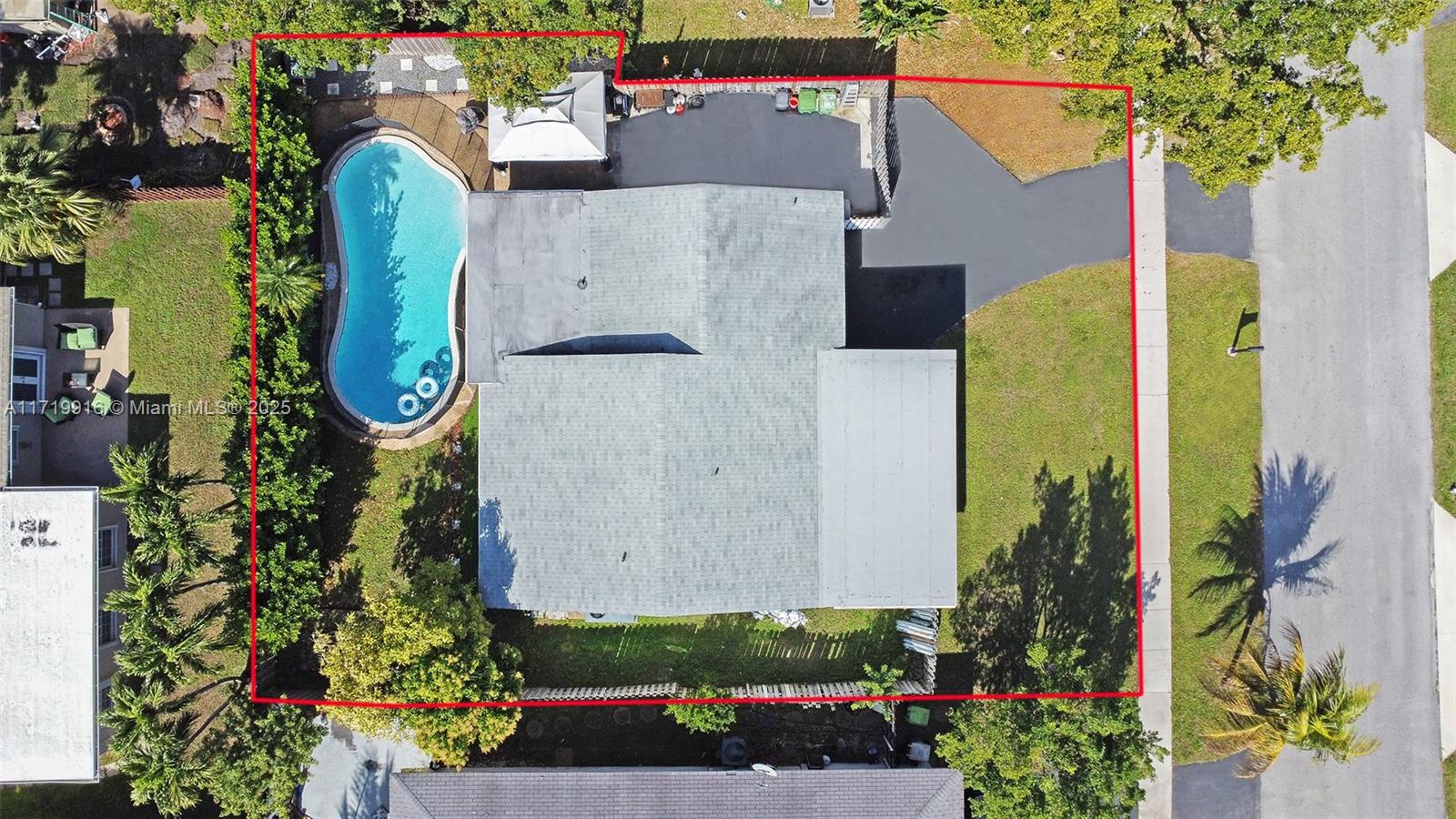 8121 Nw 72nd Ave, Tamarac, Broward County, Florida - 4 Bedrooms  
2 Bathrooms - 