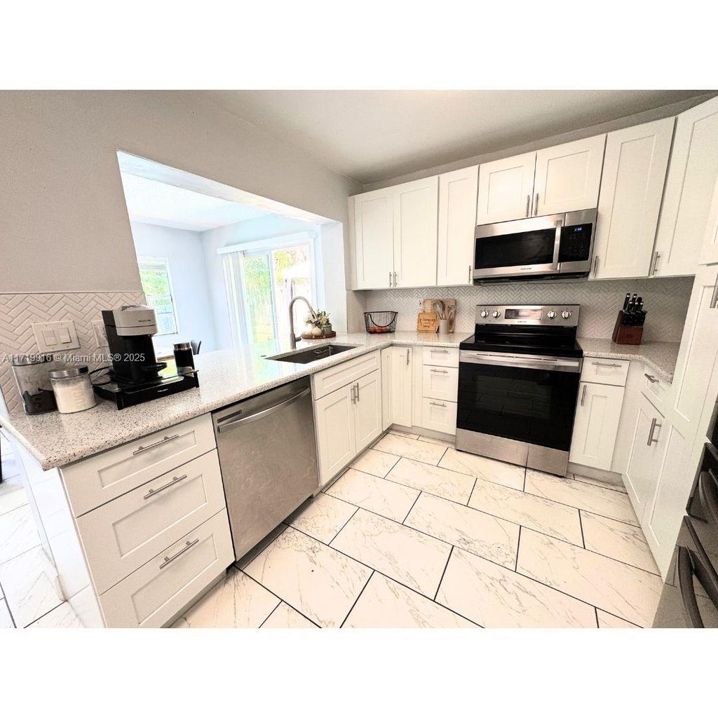 listing image 0