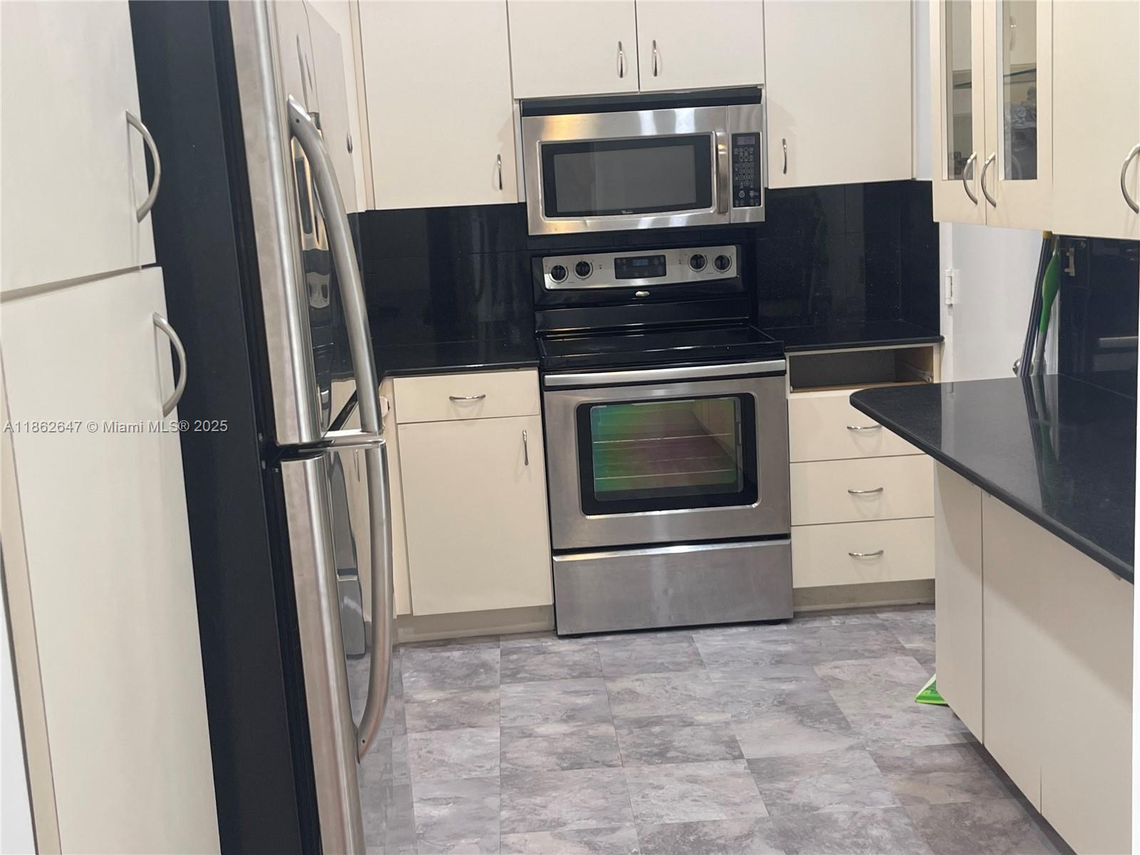 5005 Collins  ave 715