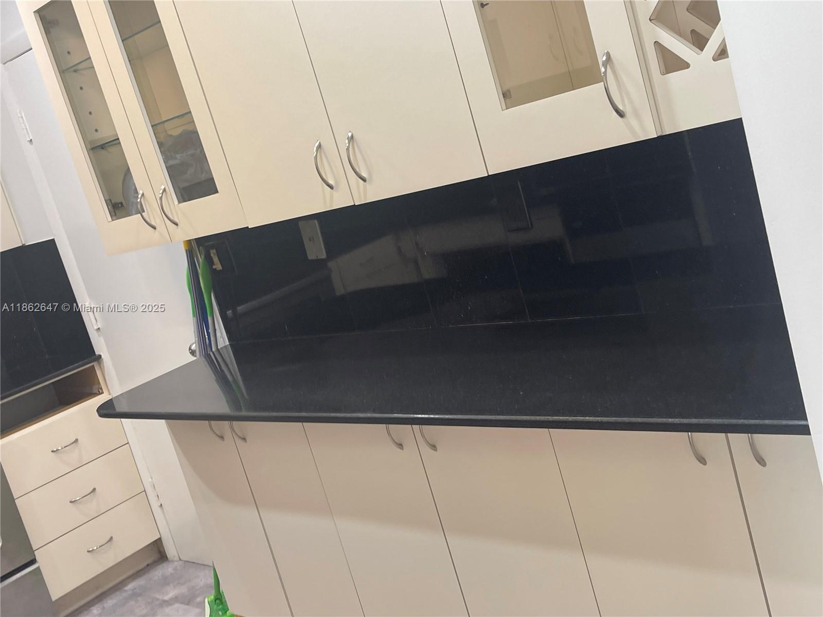 5005 Collins  ave 715