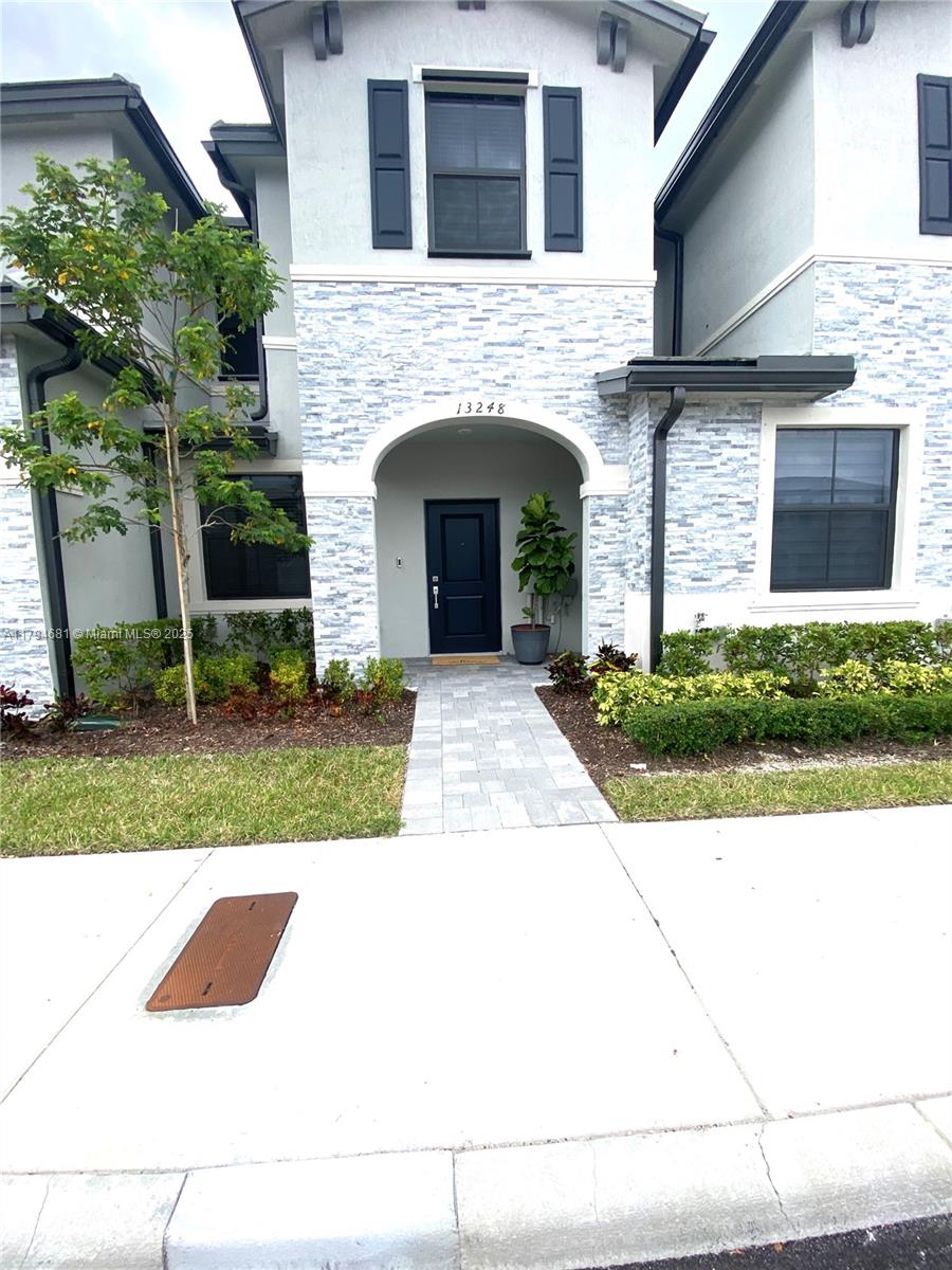 13248 SW 286th St .