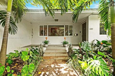 Photo of 6610 Santona St, Coral Gables, FL 33146 (MLS # A11850310)